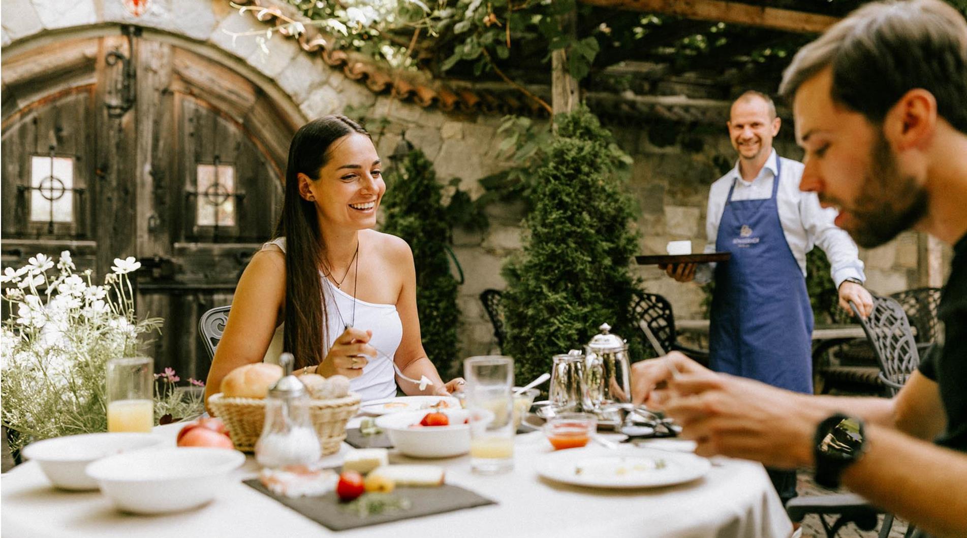 We serve you breakfast in the courtyard