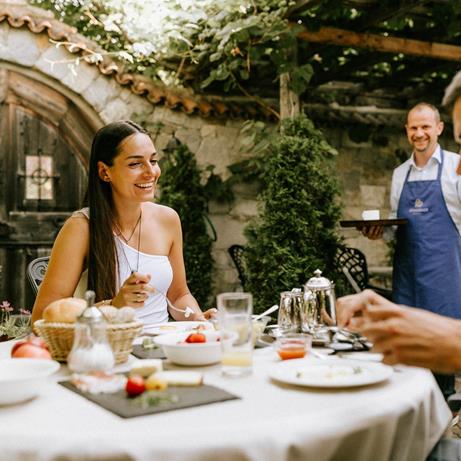 Wir servieren das Frühstück im Innenhof