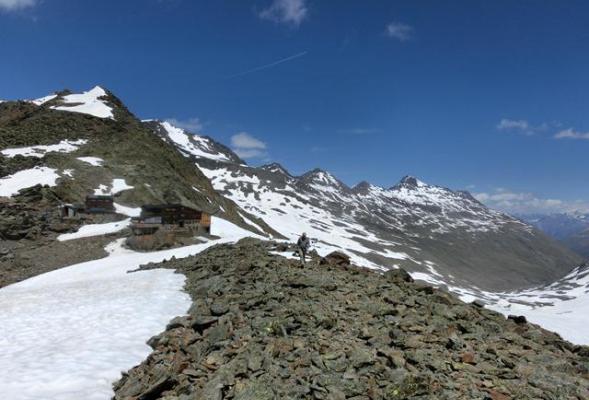 Sulle tracce di Ötzi: verso il confine al rifugio Similaun