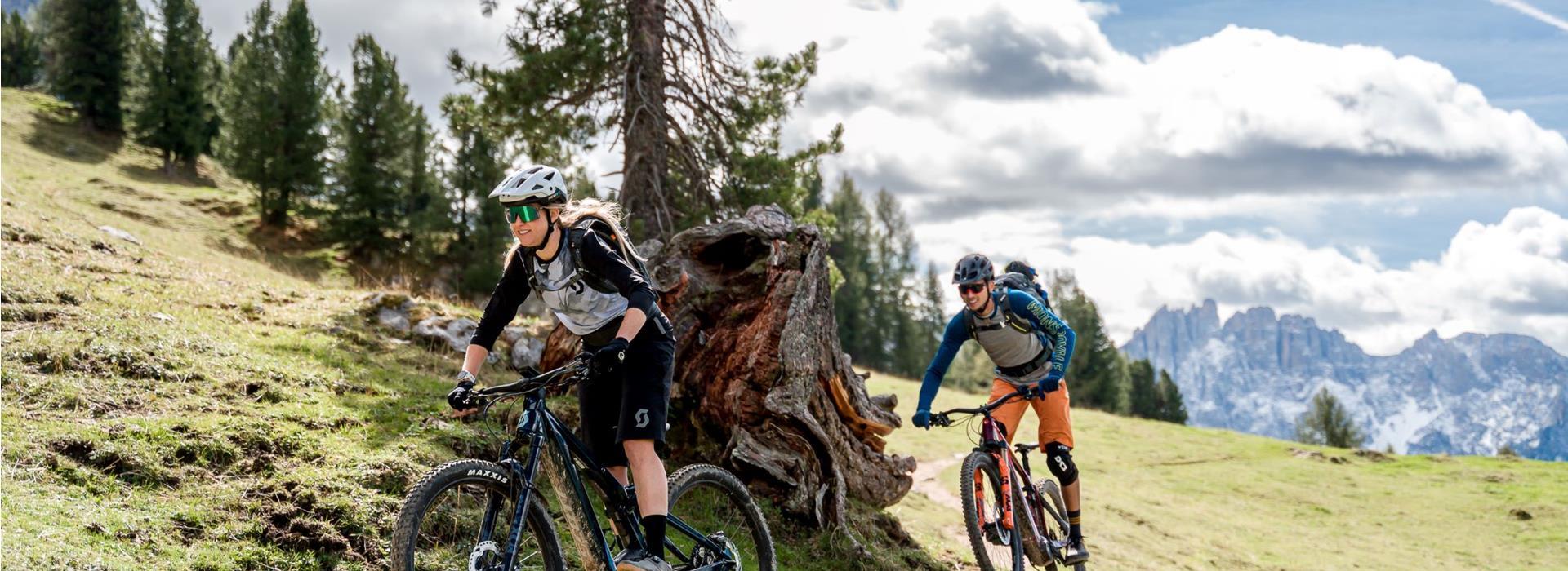 Due persone che fanno un giro in mountainbike
