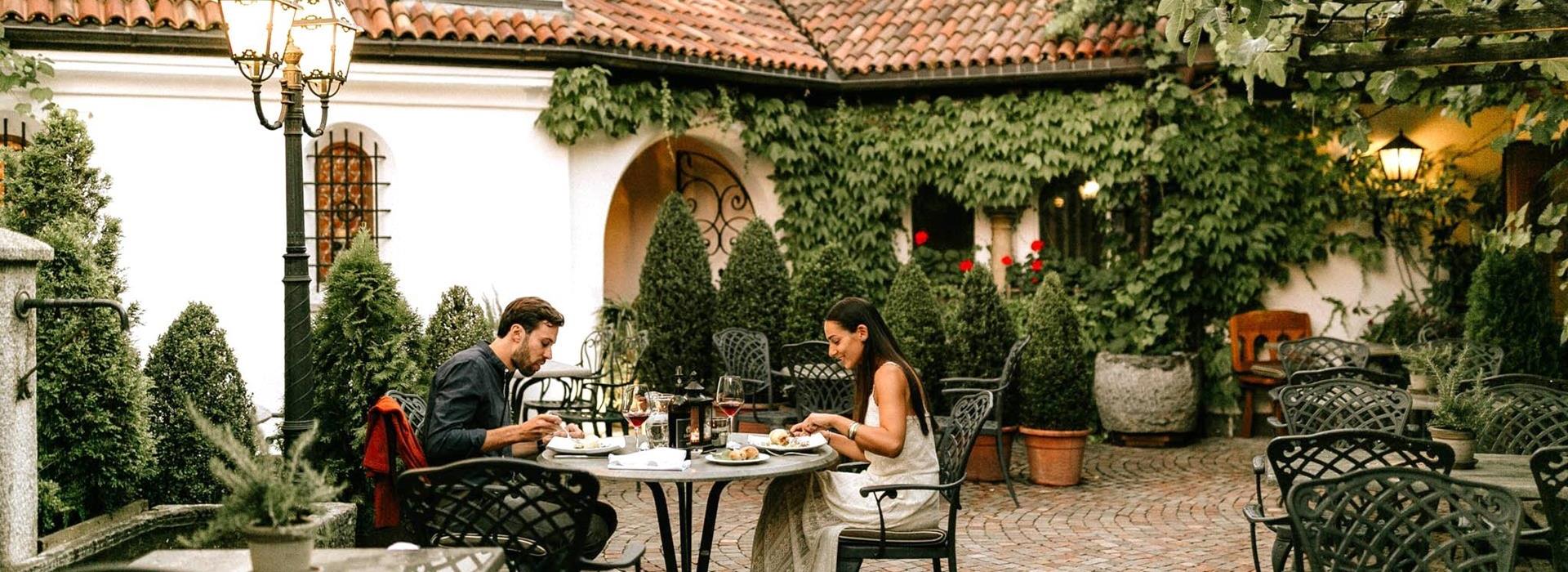 Abendessen für zwei im Innenhof