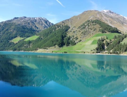 Giro del lago in Val Senales tra verde smeraldo e tonilità dorate