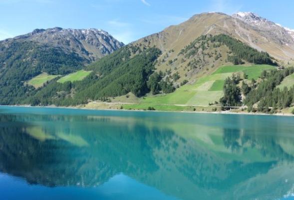Giro del lago in Val Senales tra verde smeraldo e tonilità dorate