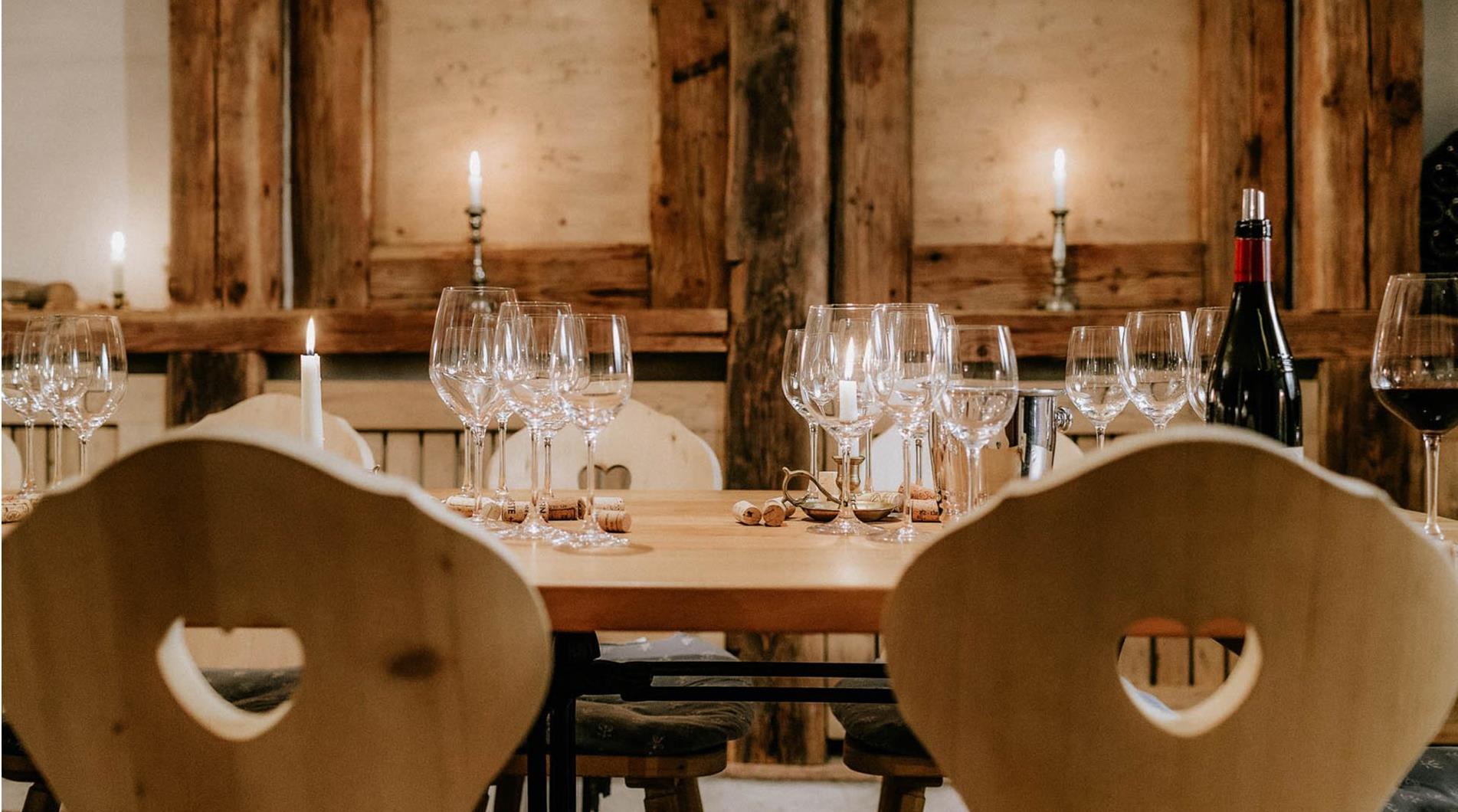 Tavolo nella cantina dei vini