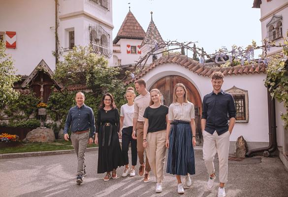 Die Familie vor dem Hotel