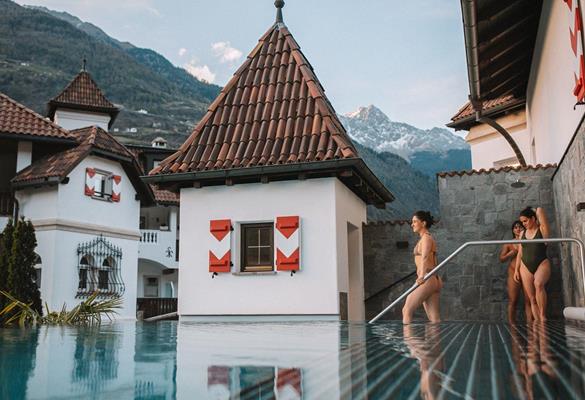 Tre donne al Pool Tower