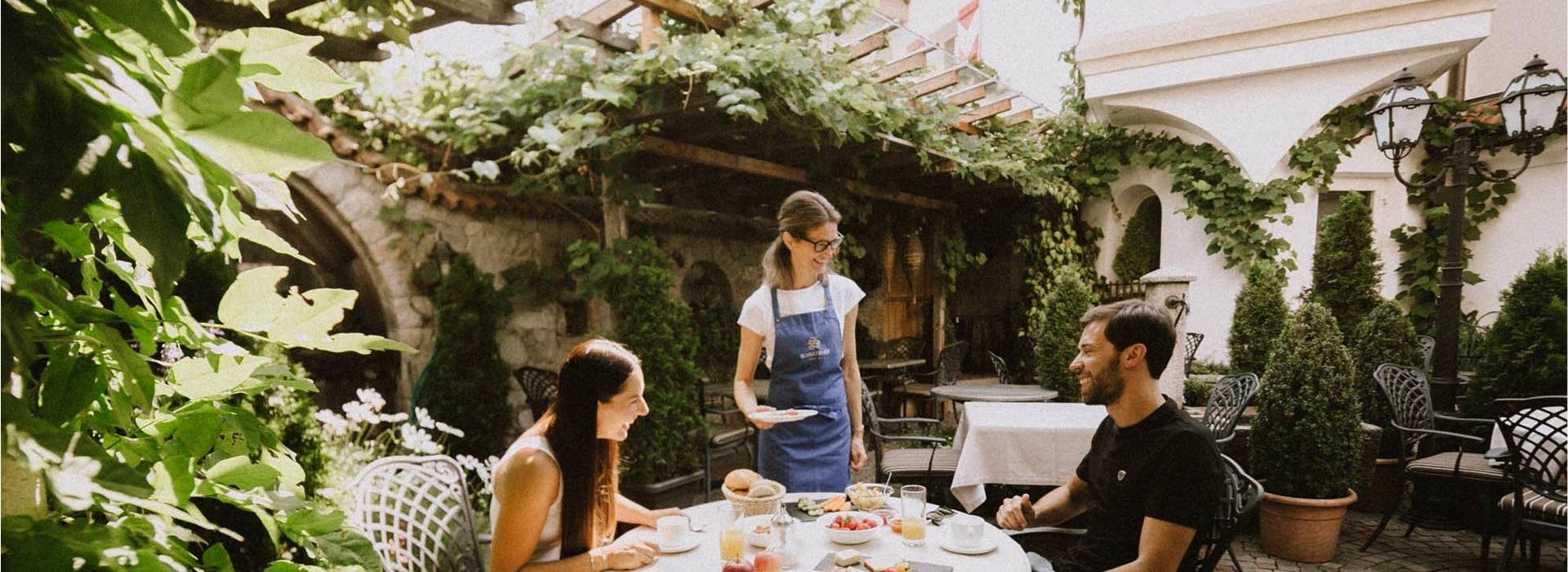 Colazione in cortile