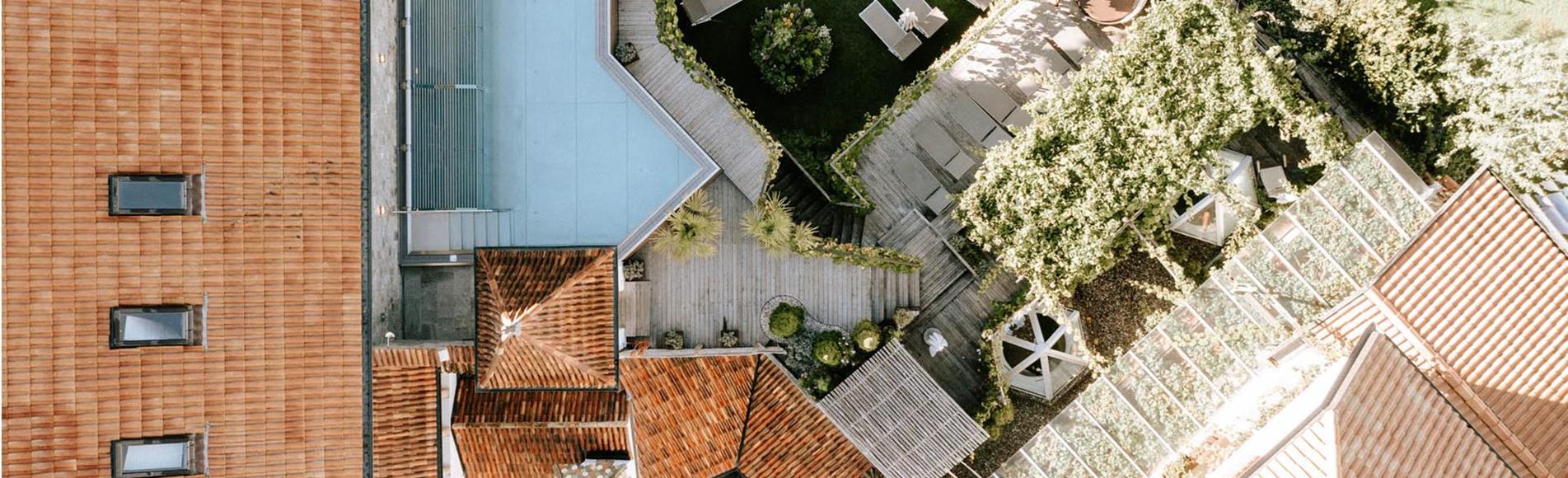 Der Garten mit Turmpool von oben