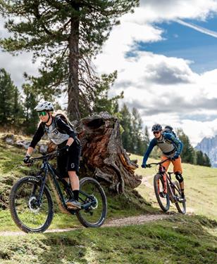 Zwei Personen machen eine Mountainbiketour