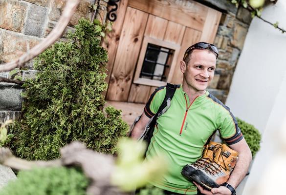 Thomas si prepara per un'escursione