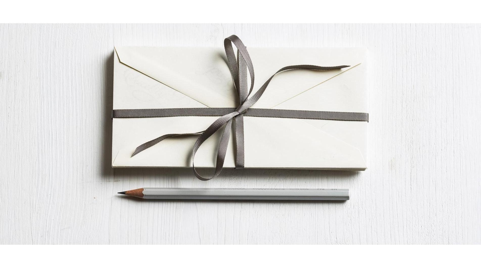 Umschlag und Bleistift