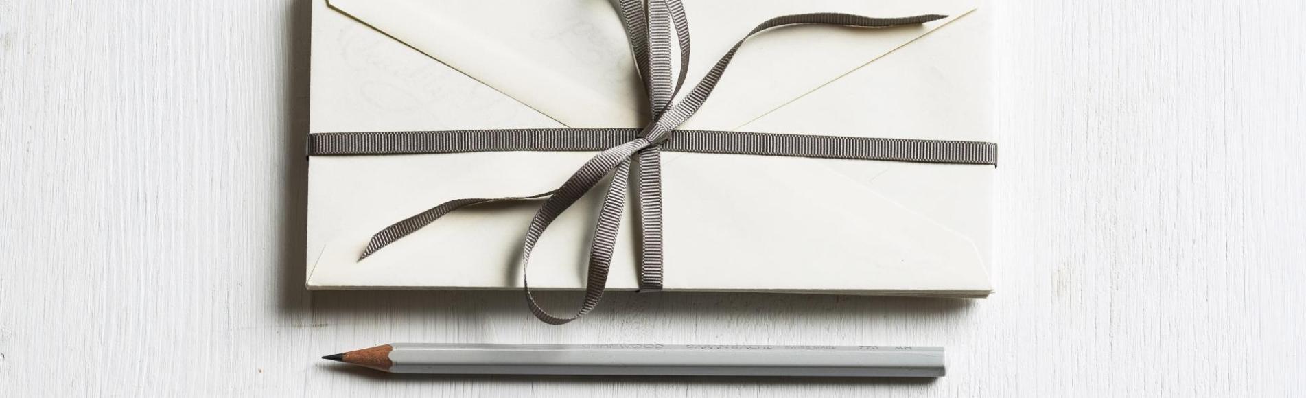 Umschlag und Bleistift